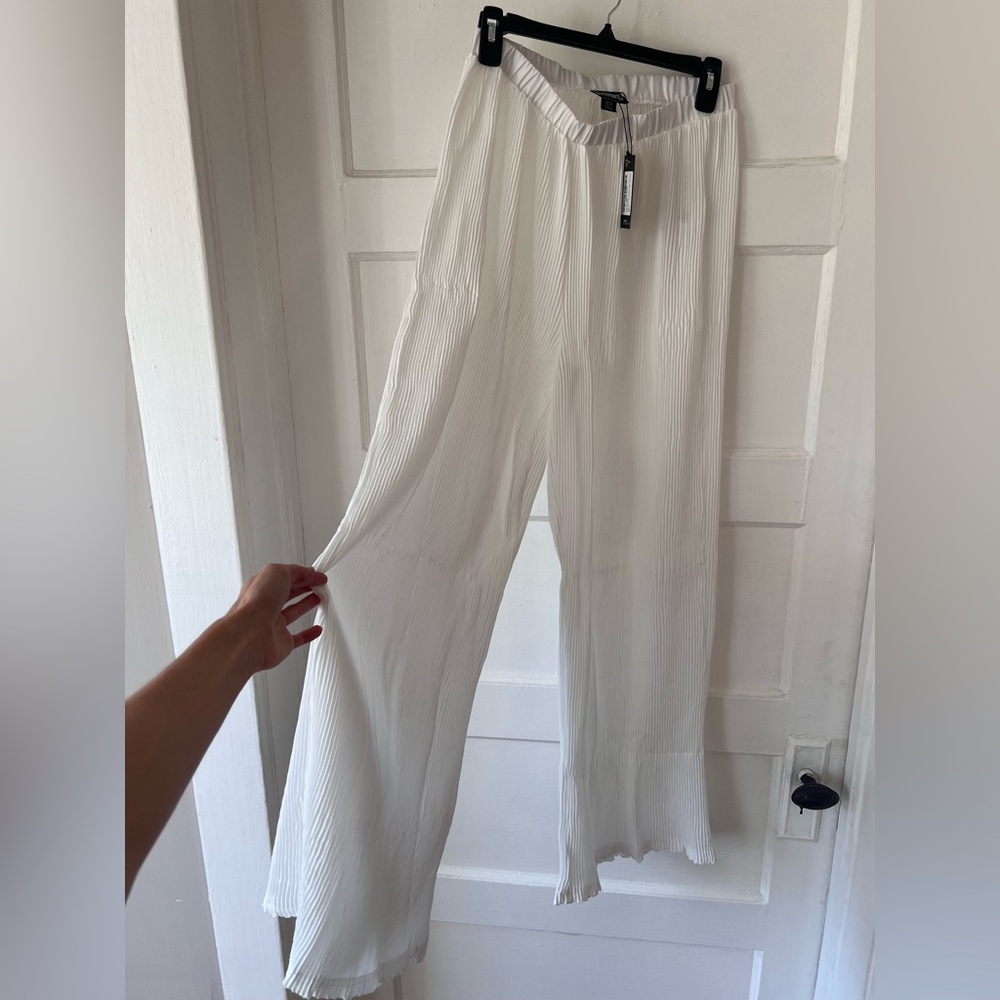New ~ PrettyLittleThing White Pleated Pants size 6 or 4 NWT